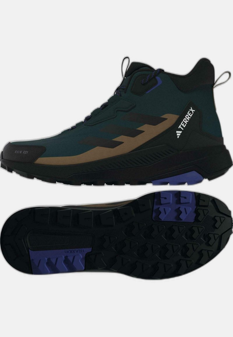 Scarpa outdoor alta in verde scuro con accenti neri e marroni. Presenta una tomaia in materiale sintetico, suola texturizzata e punta rinforzata per una migliore trazione.
