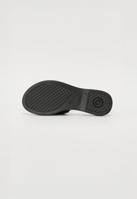 Semelle de chaussure avec grip en caoutchouc noir texturé, indentation circulaire au talon, taille 4½, et nom de marque Gabor visible sur la zone de la voûte plantaire.