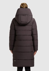Donkerbruin gewatteerde lange jas met een grote capuchon, voorzien van horizontale quiltstructuur, lange mouwen en een logotag dichtbij de zoom.