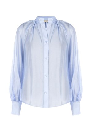 Blouse bleu clair à manches longues avec épaules bouffantes, boutonnée sur le devant, col montant et poignets ajustés.