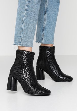 Kotníková obuv na vysokém podpatku - black