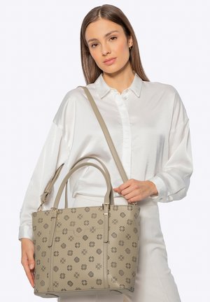 Beige handtas met een getextureerde afwerking, voorzien van een ontwerp met geëmboste patronen. Voorzien van dubbele bovenhandvatten en een afneembare schouderriem.