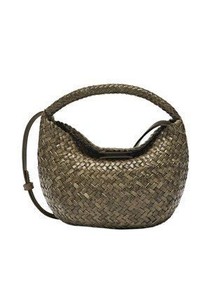 Piccola borsa intrecciata in pelle verde oliva scuro con manico superiore arrotondato e tracolla regolabile su sfondo bianco.