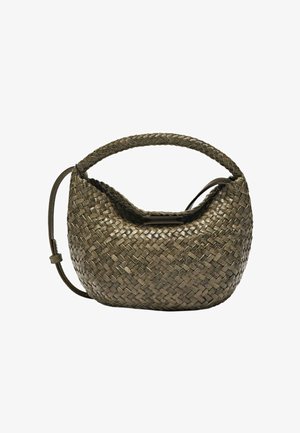 Piccola borsa intrecciata in pelle verde oliva scuro con manico superiore arrotondato e tracolla regolabile su sfondo bianco.