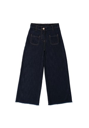 Jean en denim foncé à jambe large avec un ourlet brut et cinq poches, doté de coutures beiges et d'une fermeture à bouton à l'avant.