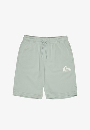 Lysegrønne shorts med elastisk midjebånd laget av mykt stoff, med to sidelommer og en hvit logo trykt på venstre lår.