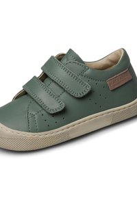 Zelená kožená bota se dvěma suchými zipy, perforovanými detaily na svršku a texturovanou béžovou gumovou podrážkou s hladkým povrchem.