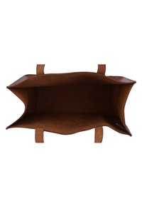 Braune Leder-Tragetasche mit weit geöffnetem Oberteil. Verfügt über ein glattes, strukturiertes Innenfutter und flache Griffe. Keine sichtbaren äußeren Taschen oder Metallteile.