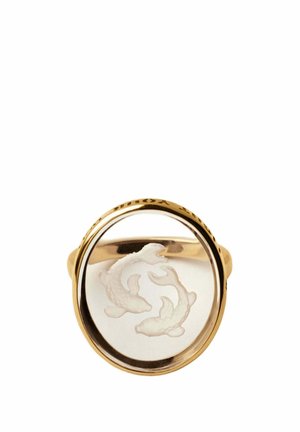 Anillo de oro con una parte superior redonda y transparente que presenta dos peces koi blancos nadando en un patrón circular.