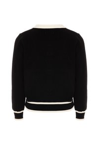 Schwarzer Strickpullover mit einem cremefarbenen Kragen und gestreiftem Saum. Er hat lange Ärmel und eine figurbetonte Silhouette, die gerippte Bündchen und einen gerippten Saum präsentiert.