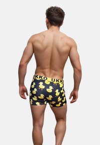 Herre boxershorts med en marineblå baggrund og et mønster af gule gummidyr samt en gul elastik mærket "UKKO." Strækbart stof.
