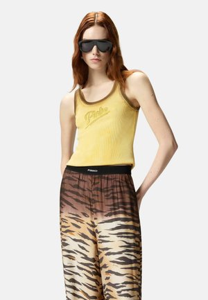 Pinko, COSMOPOLITAN CANOTTA - T-shirt con stampa - yellow-h
