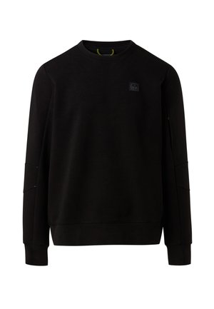 Sudadera negra hecha de tela suave y texturizada, con cuello redondo, mangas largas y un pequeño parche con logo en el pecho.