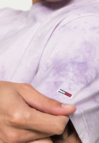 Tommy Jeans T-shirt med print - purple