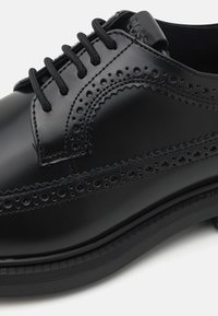 BOSS Derbies & Richelieus - black