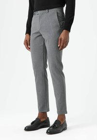 Grijze op maat gemaakte broek met een slanke pasvorm, gemaakt van gestructureerde stof, met zijzakken, een knoopsluiting en een plooi aan de voorkant.