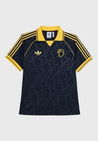 Maillot de sport bleu marine avec un col et des rayures jaunes ; présente un logo brodé sur la poitrine et une marque à motif subtil.