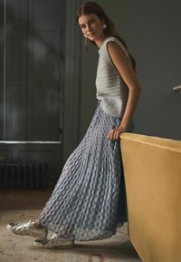 Next REGULAR FIT - PRINTED MIDI - Plisovaná sukně - blue