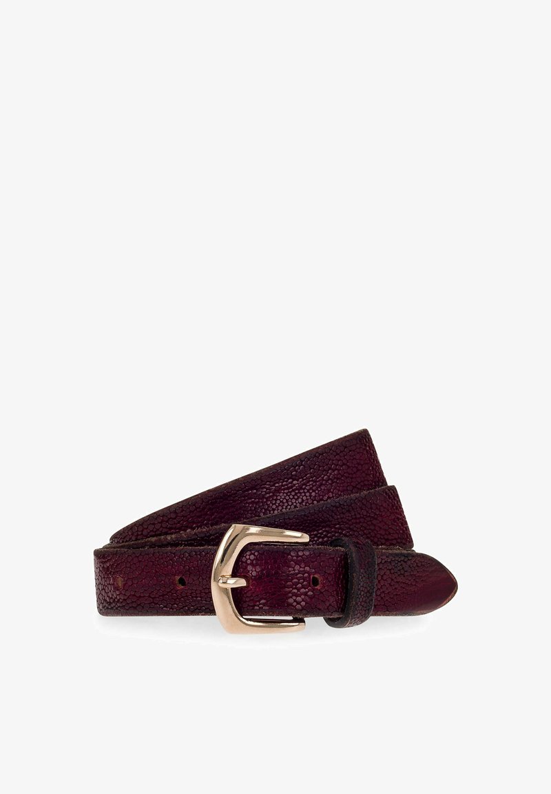 Cinturón de cuero burdeos con superficie texturizada, que cuenta con una hebilla de metal dorado y agujeros para ajuste. Exuda un diseño clásico y funcional.