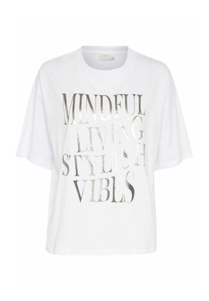 Bela oversize majica iz bombaža. Ima metalno srebrno besedilo: "ZAVEDNO ŽIVLJENJE SLOGOVNE VIBRACIJE." Kratke rokave in obliko s krožnim izrezom.