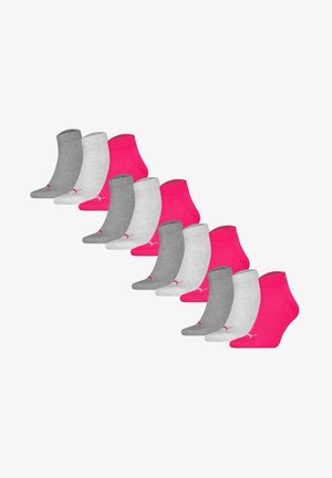 Juego de calcetines tobilleros en gris, blanco y rosa. Cada calcetín cuenta con un puño acanalado y un acento de logo cerca del dedo del pie. Material suave y elástico.