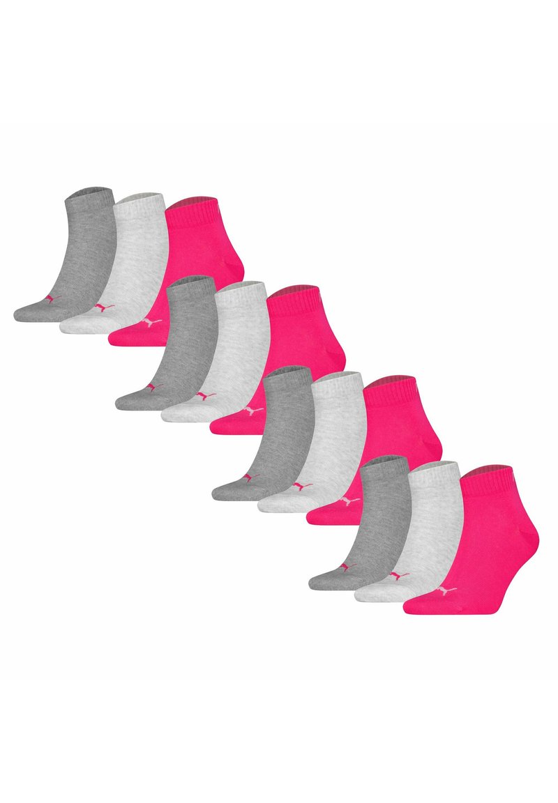 Juego de calcetines tobilleros en gris, blanco y rosa. Cada calcetín cuenta con un puño acanalado y un acento de logo cerca del dedo del pie. Material suave y elástico.