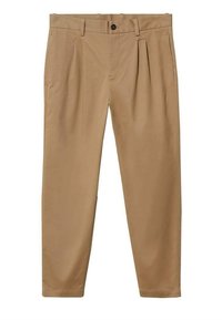 Pantalon beige plissé avec poches latérales, passants pour ceinture, fermeture par bouton et coupe droite.