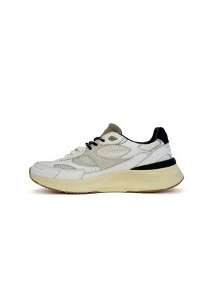 Witte en beige mesh- en lederen sneaker met zwarte veters en gewatteerde crèmekleurige zool, zijaanzicht op witte achtergrond.