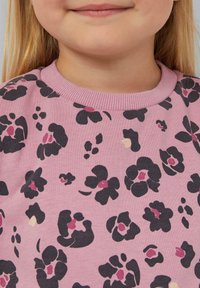 Roze sweatshirt met een bloemenpatroon in zwart en donkerroze, voorzien van een geribde ronde hals en zachte, gemêleerde stof.