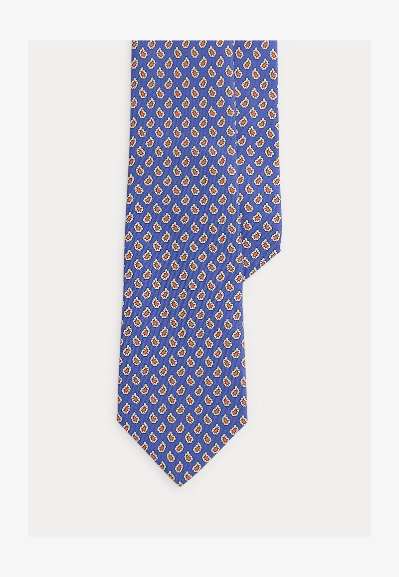 Μπλε γραβάτα με επαναλαμβανόμενο μοτίβο μικρών κόκκινων και λευκών λουλουδένιων σχεδίων σε λευκό φόντο.