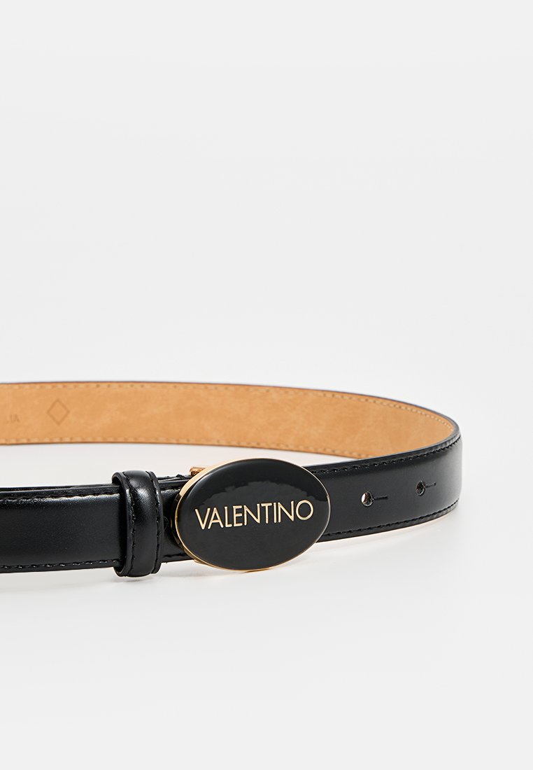 Cinturón de cuero negro con hebilla brillante, que presenta el nombre "VALENTINO" en letras doradas. Textura suave, ajuste ajustable con orificios.