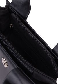 Borsa a tracolla in pelle nera con finitura testurizzata, dotata di una tasca interna con zip e di un bordo superiore liscio e arrotondato. Dettagli in metallo argentato visibili.