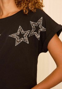 Love & Roses ROLL SLEEVE - REGULAR FIT - Palaidinė - black star embellished