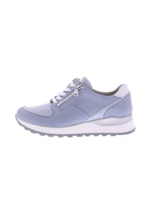 Helle blaue Sneaker aus einer Kombination aus glatten und strukturierten Materialien, mit Schnürsenkeln vorne und einem seitlichen Reißverschluss sowie einer weißen Gummisohle.