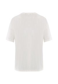 Zadní pohled na jednoduché bílé tričko s krátkým rukávem a kulatým výstřihem na bílém pozadí.