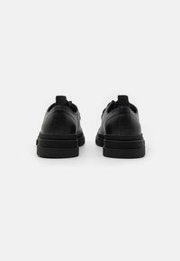 YOURTURN UNISEX - Šnurovačky - black
