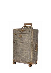 Grande valise en tissu texturé gris avec accents marron, poignée supérieure, poignée télescopique et quatre roues roulantes. Comprend une poche zippée à l'avant.