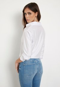 Guess ALLOVER-STRASS - Cămașă - weiß