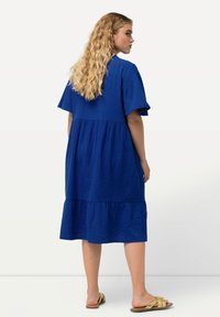 Ulla Popken TEXTURED SHORT SLEEVE SPLIT NECK  - Denní šaty - blue