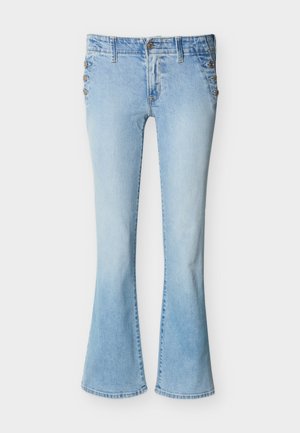 Ανοιχτό μπλε τζιν παντελόνι με καμπάνα, με κουμπιά μπροστά και τρία διακοσμητικά κουμπιά σε κάθε γοφό στη μέση.