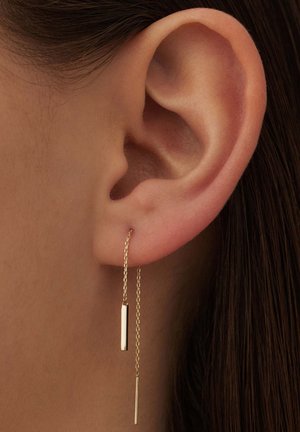 Boucles d'oreilles en or avec des pendentifs rectangulaires allongés reliés par des chaînes délicates, mettant en valeur un design épuré et minimaliste.