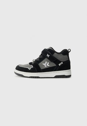 Mustmust ja hallid kõrged tennisetossud, millel on sametise viimistlusega pind, Velcro rihm, valge keskmine talla osa, kummist välistald ja kontrastsete logode aktsendid.