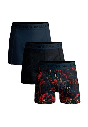 Tri pánske boxerky s čiernymi pásikmi v páse so slovom "MUCHACHOMALO"; jednoliate námornícka modrá, tmavý kvetinový vzor a námornícka modrá s červeným tropickým vzorom.