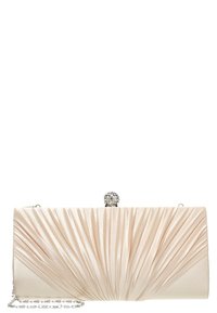 Prostokątna jasnoróżowa satynowa kopertówka z bufiastymi fałdami, srebrnym zapięciem w kształcie sfery ozdobionym kryształami oraz srebrnym łańcuszkiem.