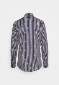 Chemise bleu marine à rayures verticales blanches avec un motif coloré de perroquets, manches longues et poignets boutonnés, vue de dos.