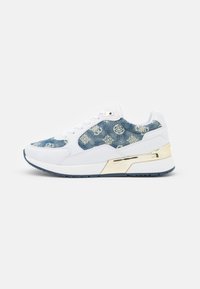Zapatilla blanca con acentos de denim que presenta una superficie estampada, detalles metálicos en color dorado y una suela de goma texturizada.