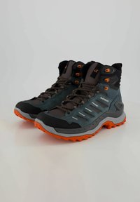 Scarpe da trekking con tomaia grigio scuro e blu, dettagli arancioni e suola robusta. Dotate di colletto imbottito e lacci resistenti.