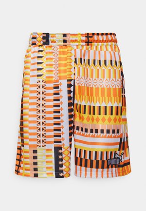 Pantaloni corti colorati con un mix di motivi geometrici e tribali in arancione, giallo, nero e bianco; vita elasticizzata; logo Puma sul bordo.