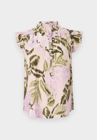 Blouse à motif floral en rose pâle doux avec des nuances de vert et de lavande, présentant un col haut, une patte de boutonnage et des manches volantes. Tissu texturé.