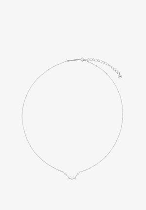 Collar de plata con una cadena delicada, que presenta un diseño geométrico central y un cierre ajustable con un accesorio de cadena alargadora.